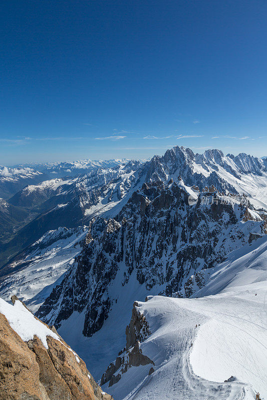 从法国夏蒙尼的Aiguille du midi俯瞰阿尔卑斯山